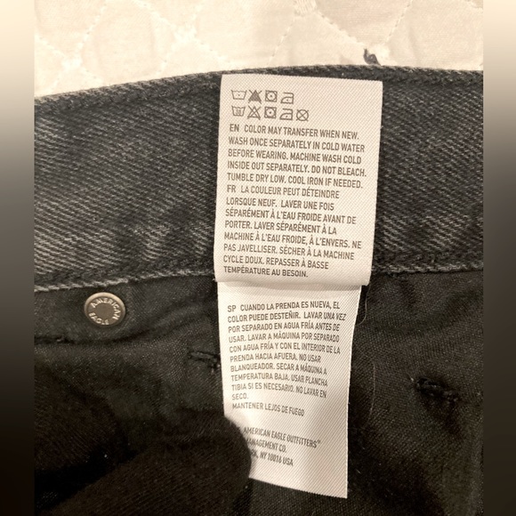 American Eagle Distressed Highwaisted Mom Jeans 4R - Picture 9 of 16